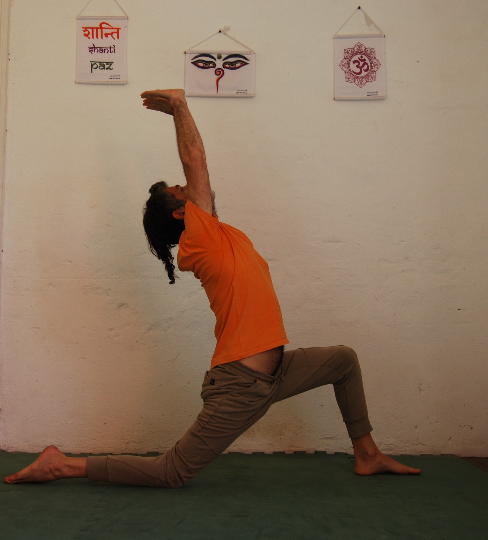Pablo Rego practicando yoga